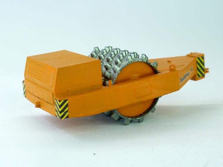 Preview: Anhänge Vibrationswalze Baukema A12 Stampffußwalze mit Motorverkleidung orange